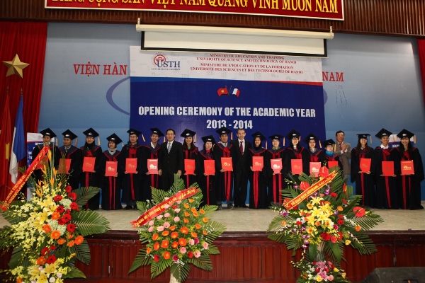 Sinh viên Trường ĐH Khoa học và Công nghệ Hà Nội khóa đầu tiên tốt nghiệp